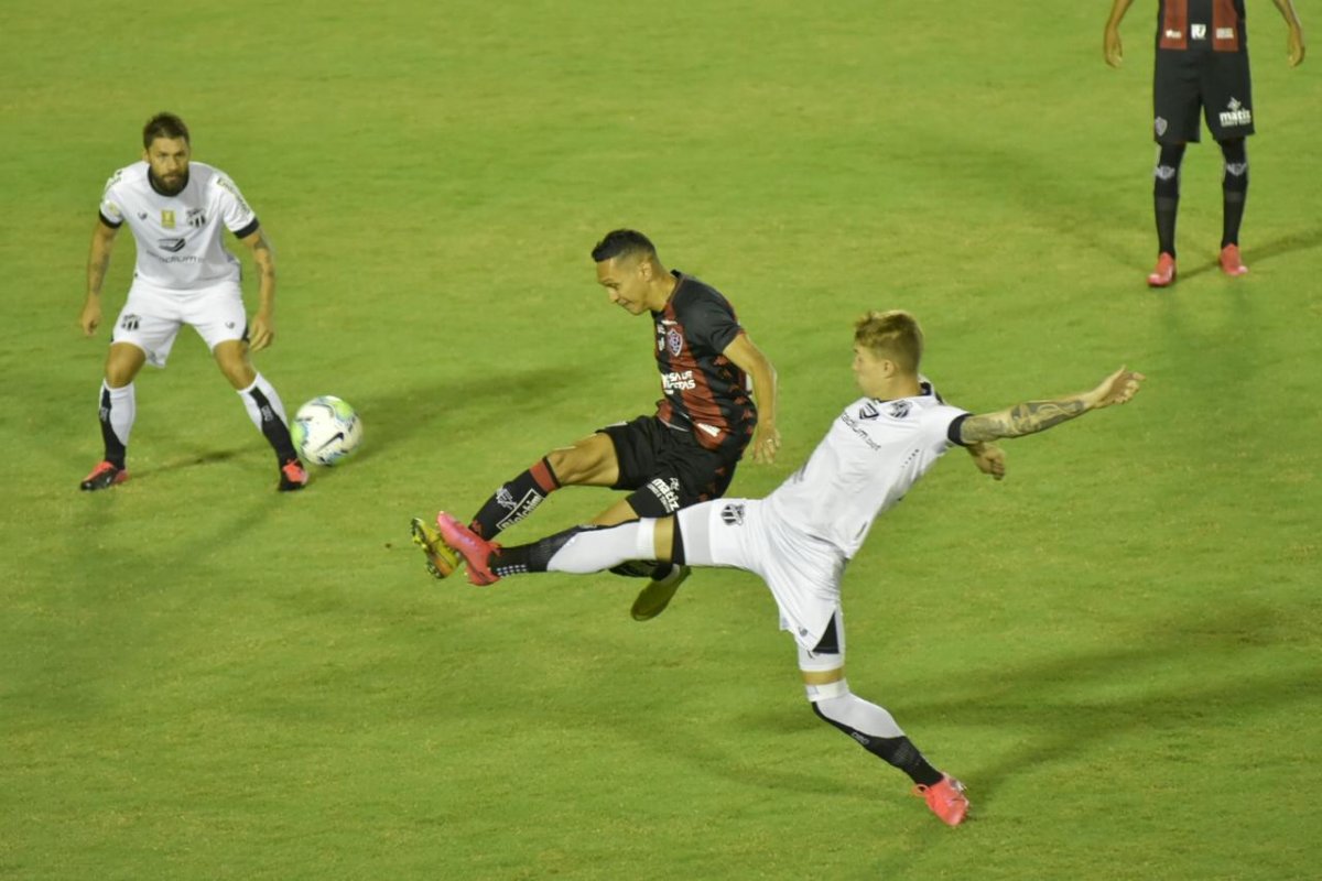 Vitória é valente, mas é derrotado pelo Ceará e eliminado na Copa do Brasil