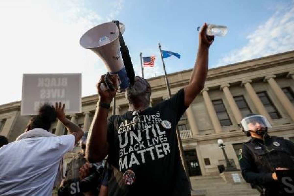 Novos protestos raciais chegam a cidade de Oakland, nos EUA