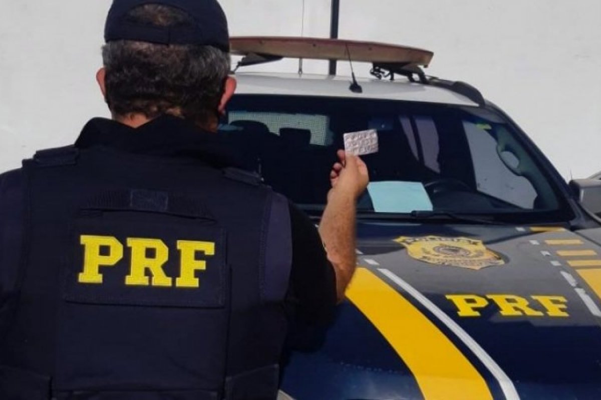 PRF flagra motociclista sob efeito de anfetamina em Feira da Santana, na Bahia