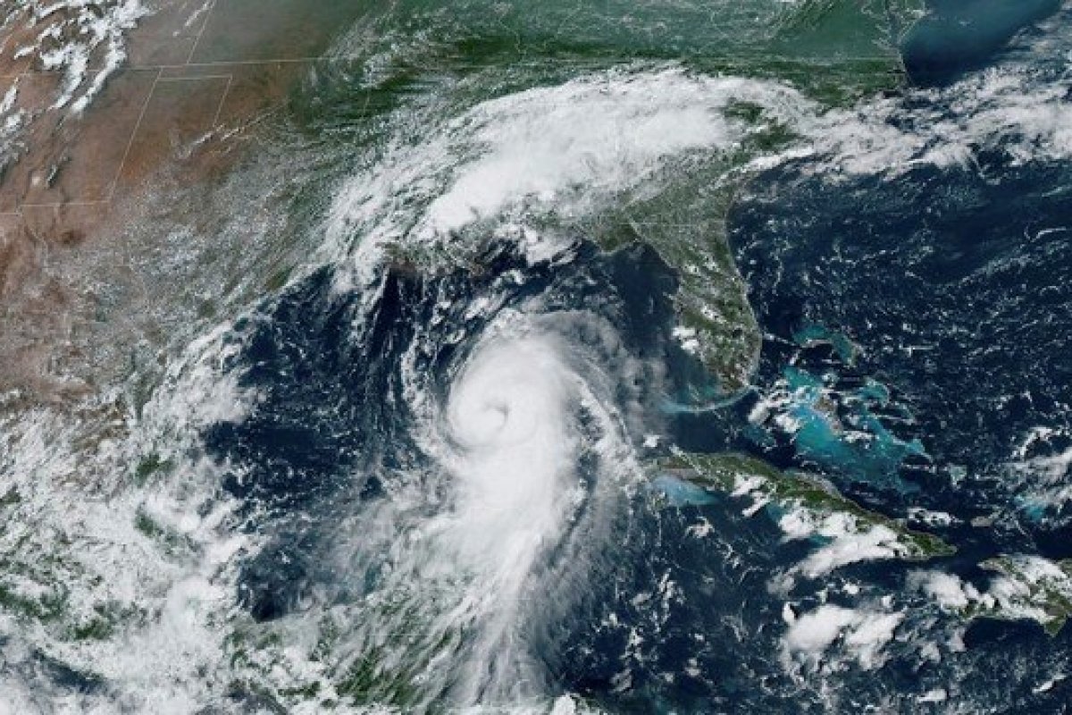 Furacão Laura atinge costa da Louisiana com ventos de 240 km/h