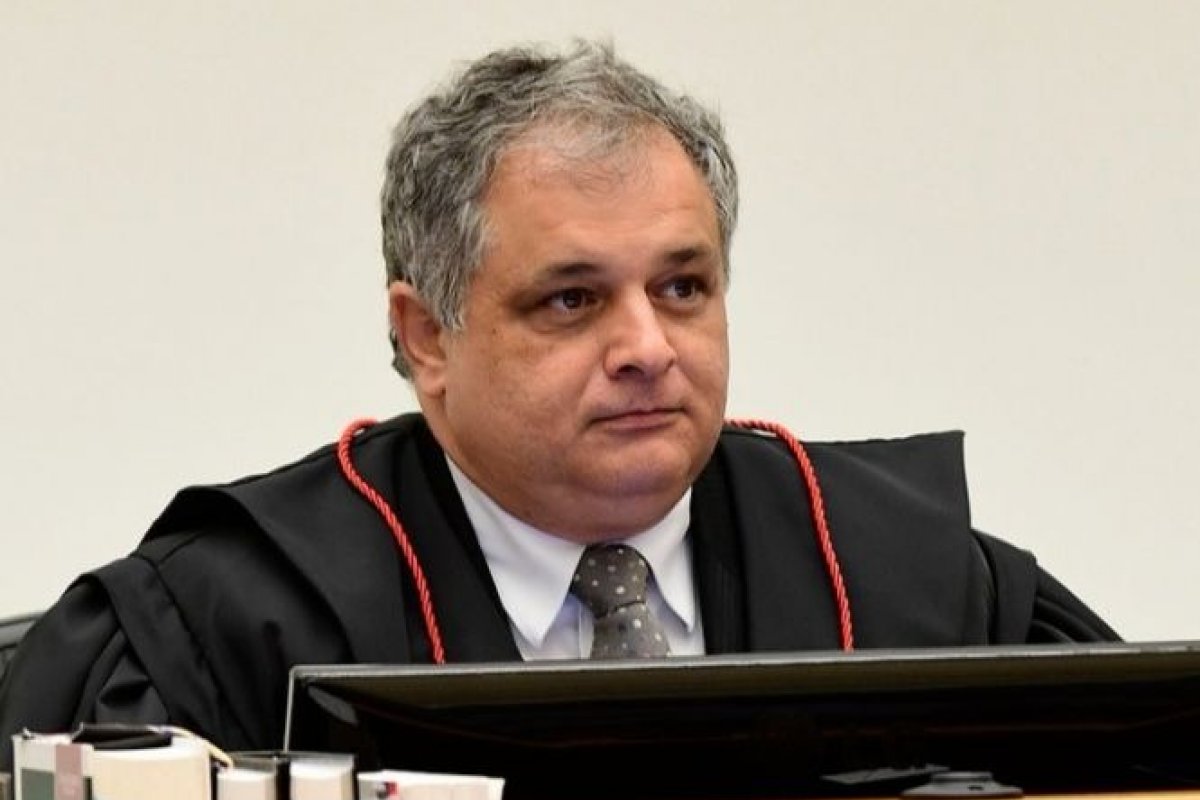 PGR defende que STF mantenha foro privilegiado de Flávio Bolsonaro no caso das rachadinhas