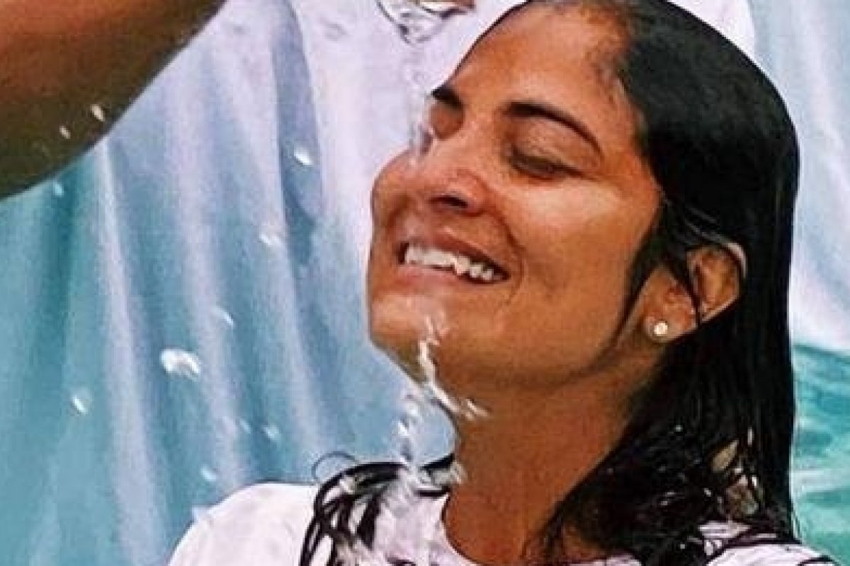 Irmã de Juliana Paes deixa a umbanda e se batiza na igreja evangélica