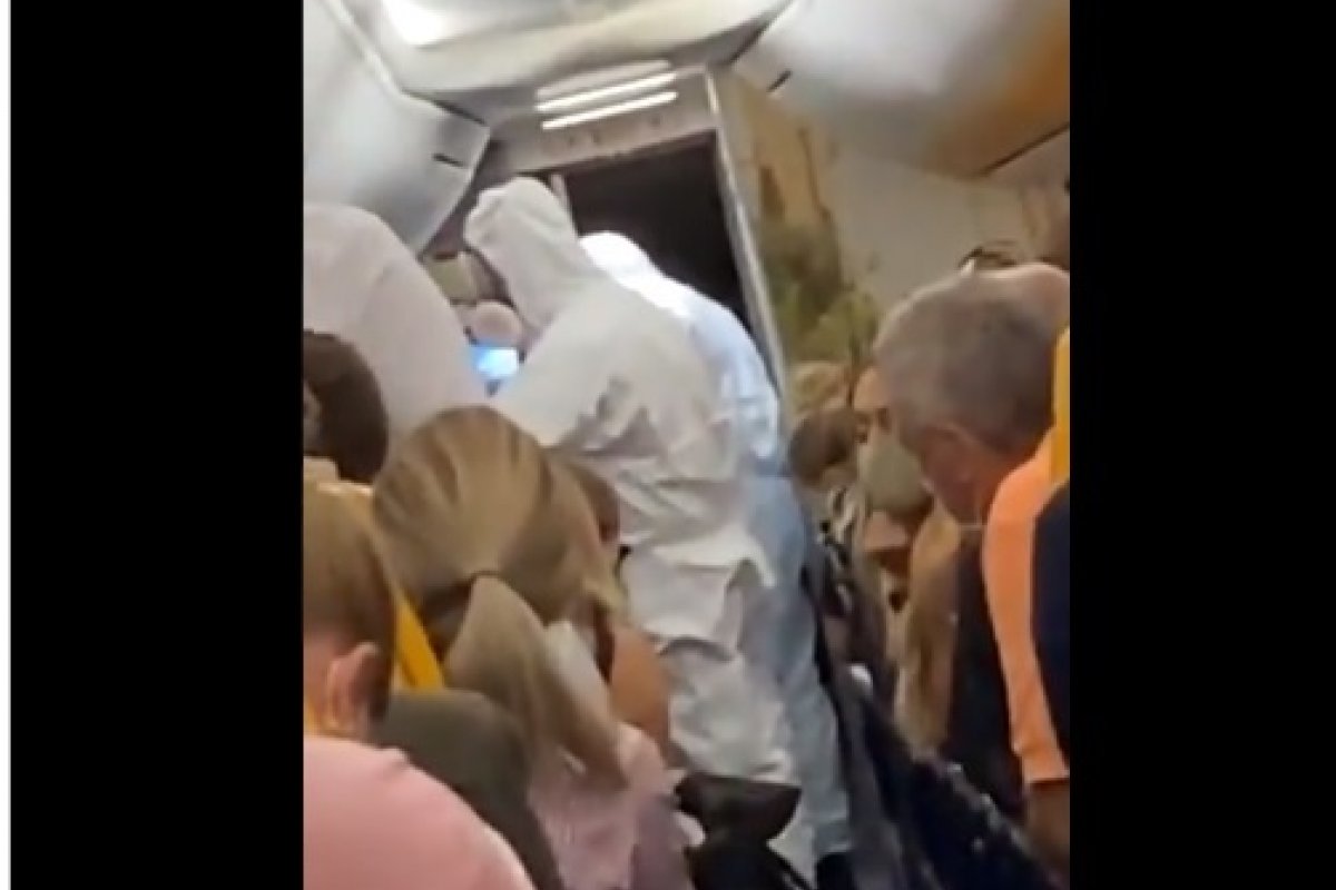 Vídeo: passageiro é retirado de avião após testar positivo para a covid-19