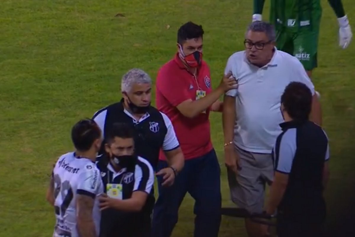 Árbitro relata em súmula ameaças e xingamentos de Paulo Carneiro: "Veio roubar a gente aqui"