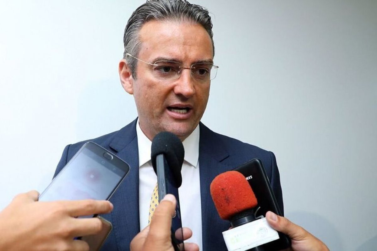 Diretor-geral da PF garante a policiais federais aposentados o direito de manter armas ativas