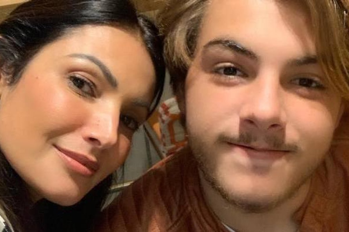 Patricia Poeta curte férias pela Europa com o filho