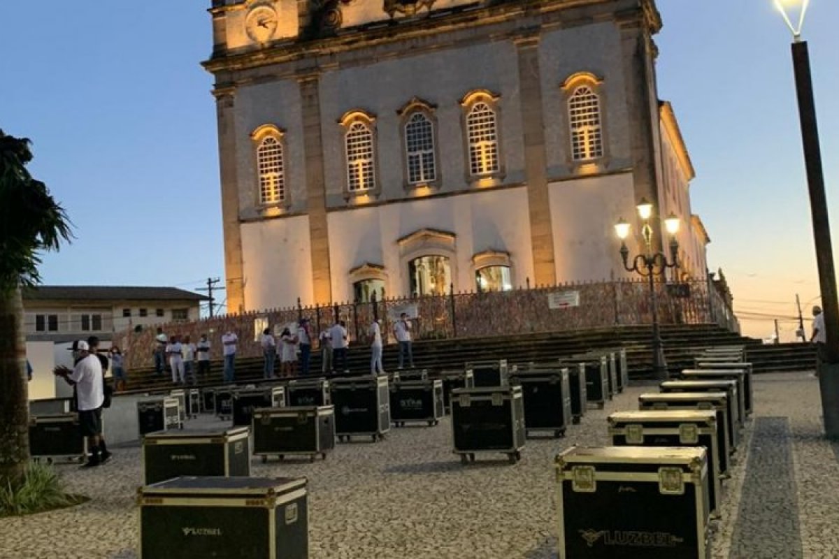 Artistas de Salvador realizam ato simbólico em frente à Igreja do Bonfim nesta sexta-feira (28)