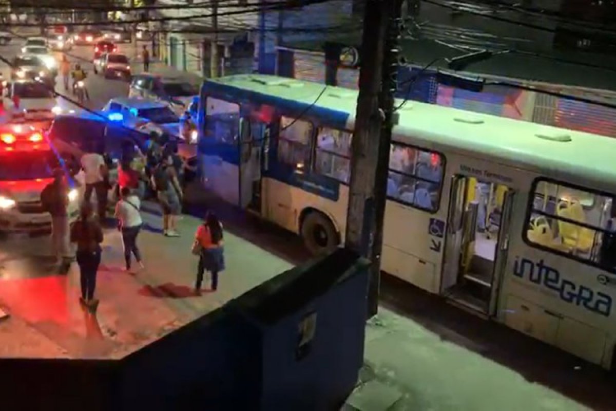 Vídeo: PM flagra assalto a ônibus em Cajazeiras e prendem dois suspeitos