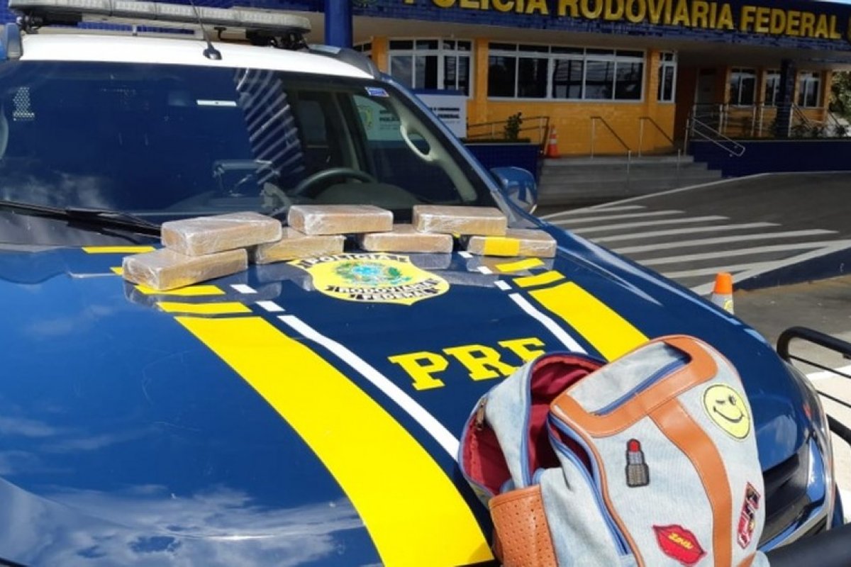 Mulher é presa ao tentar transportar 7 kg de crack em ônibus