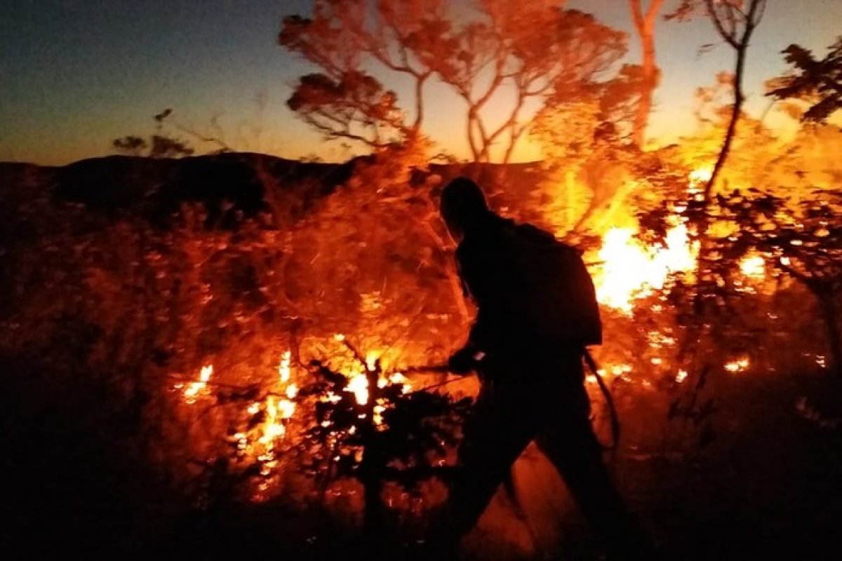 Incêndio florestal atinge área de vegetação em Rio de Contas, na Chapada Diamantina