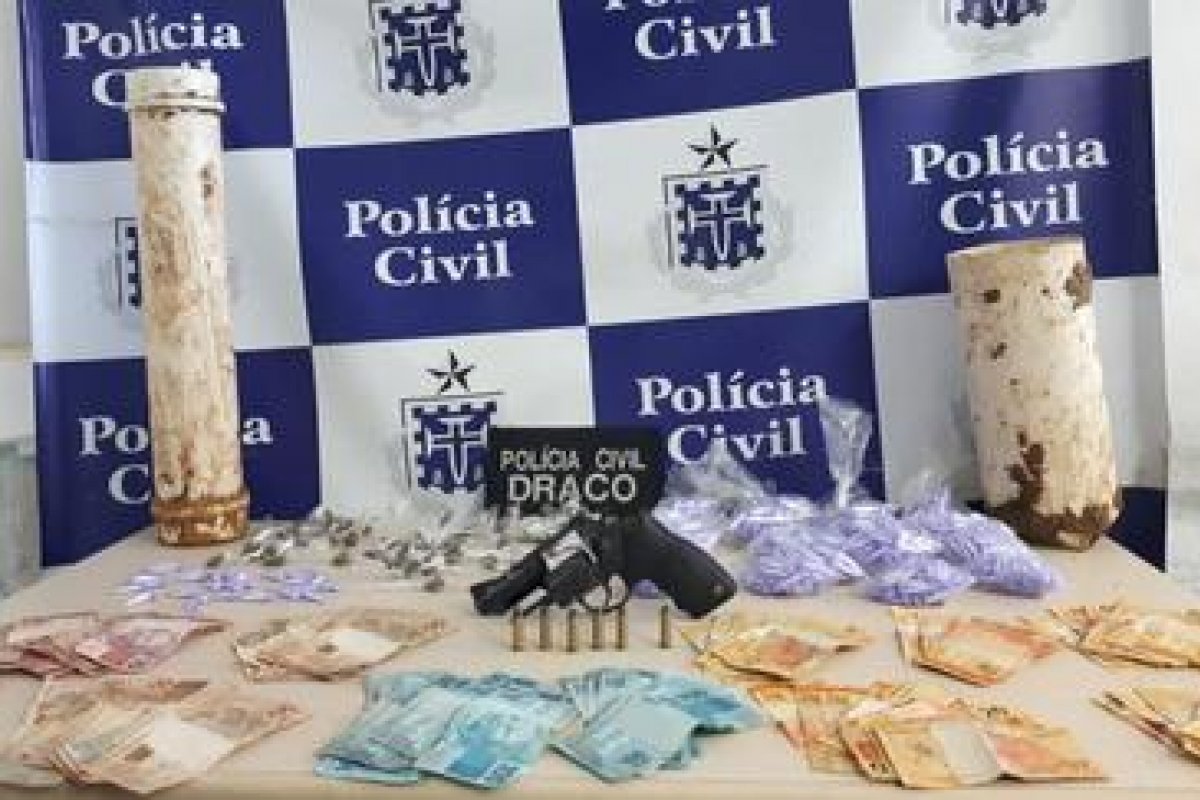 Draco encontra drogas, arma e R$ 4,8 mil enterrados em terreno na Av. Gal Costa