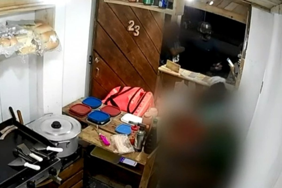 Dupla armada assalta funcionários e clientes de lanchonete no bairro de Pirajá, em Salvador