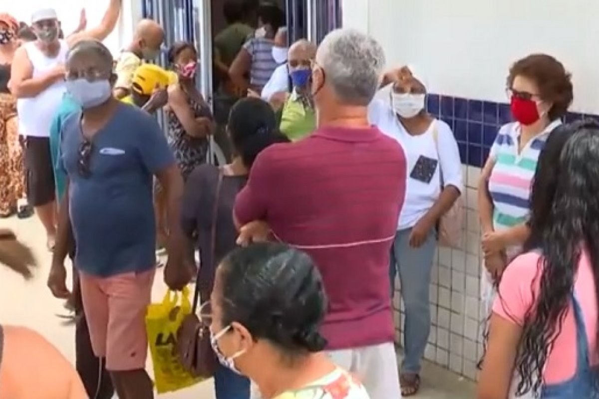 Recadastramento do SUS causa aglomerações em postos e dificuldades no site; Ministério da Saúde prorroga prazo