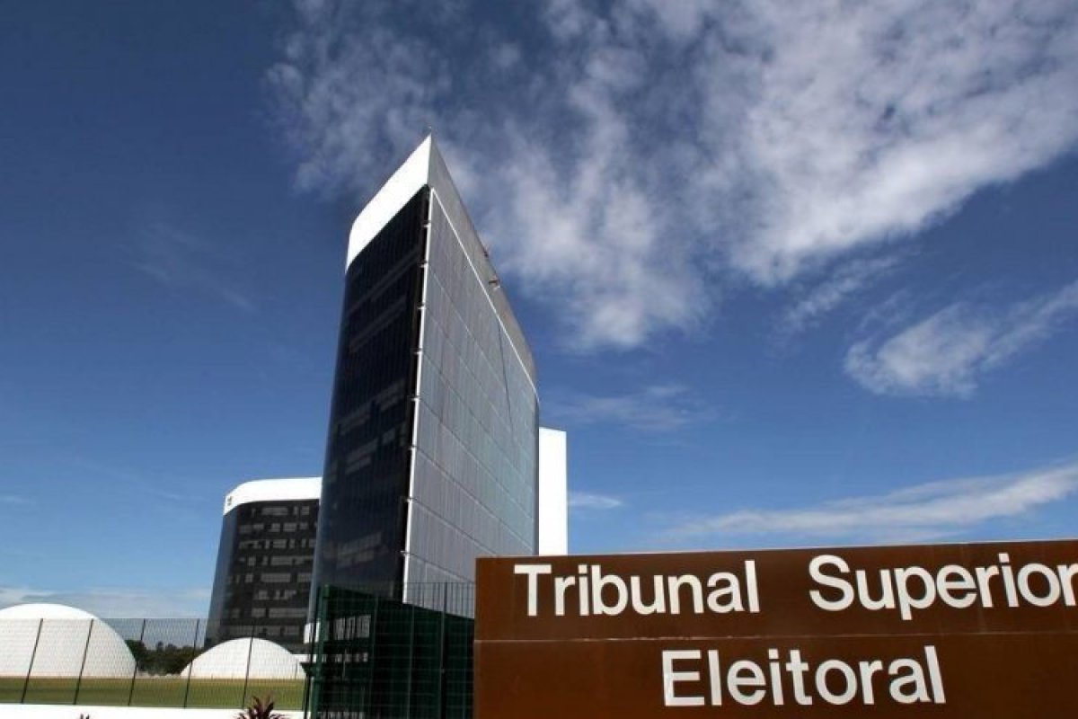 TSE proíbe apresentações de artistas em lives de candidatos políticos