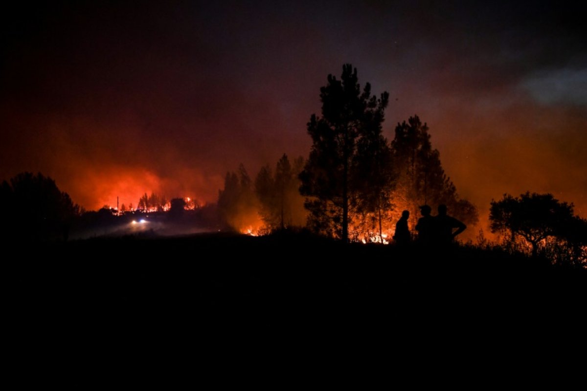 Incêndio atinge Portugal e fere 32 pessoas
