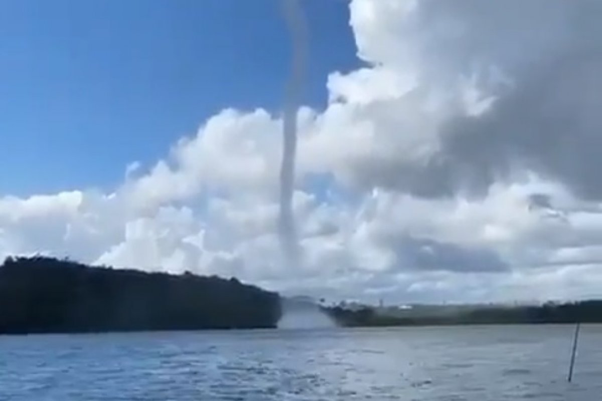 Vídeo: tromba d'água é registrada em Ilha de Maré, na Bahia