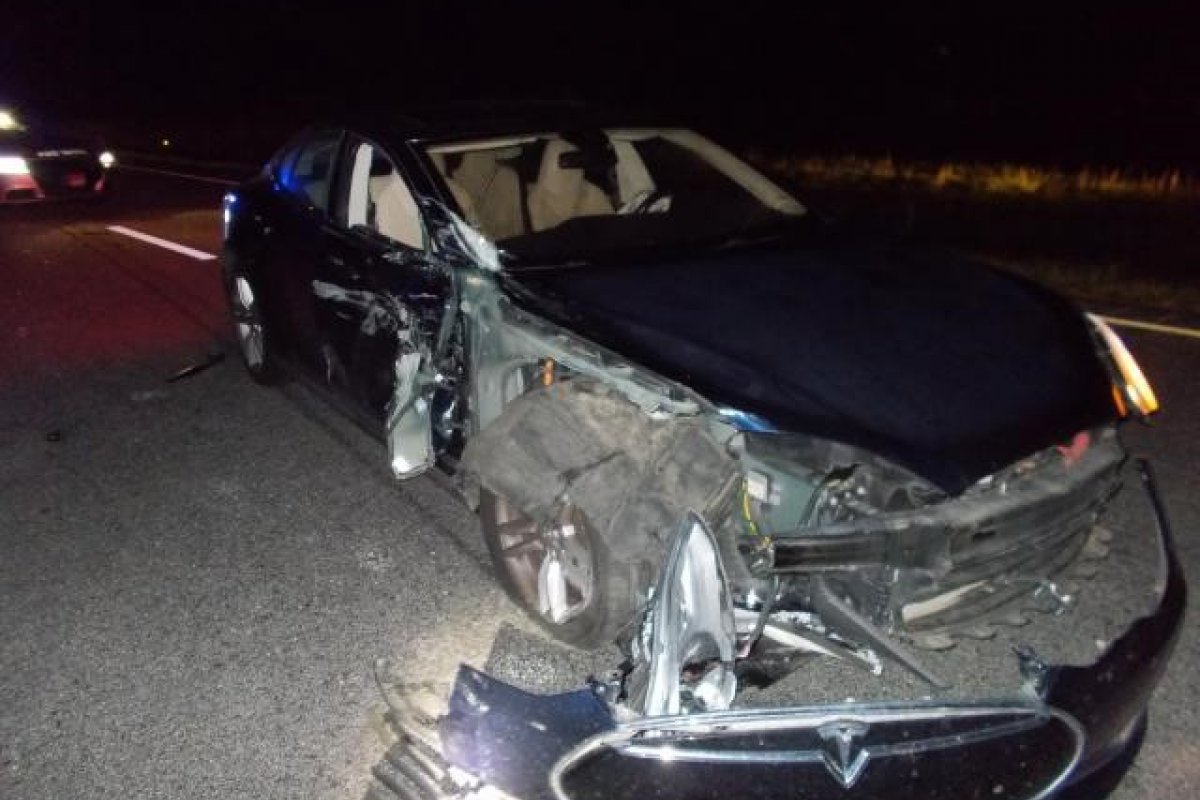 Homem bate carro em uma viatura da polícia enquanto assistia filme