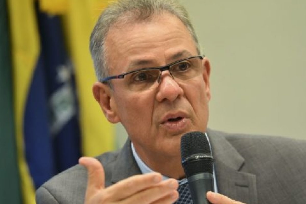 Ministro quer trocar diesel por gás nos caminhões