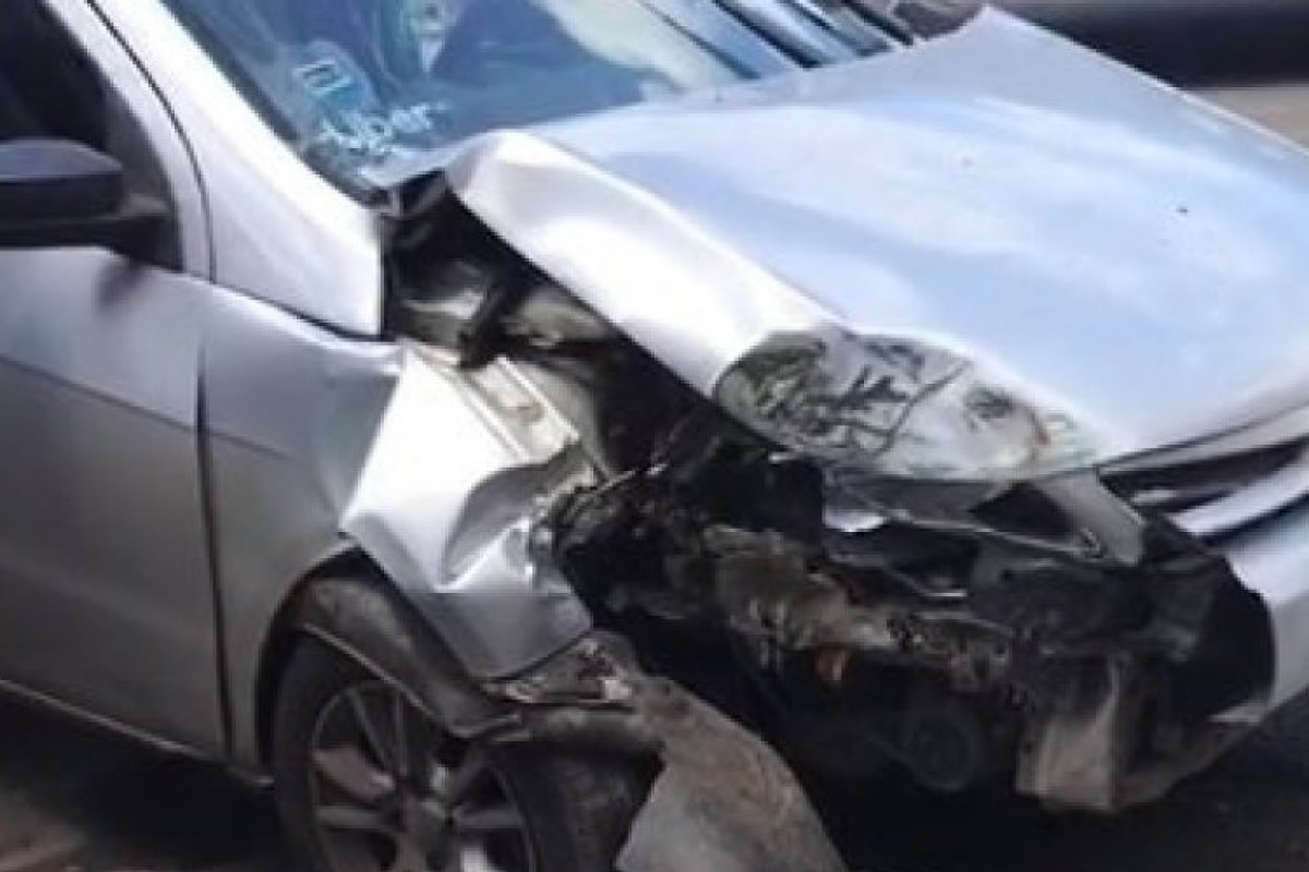 Carro colide em ônibus no Largo do Retiro, em Salvador