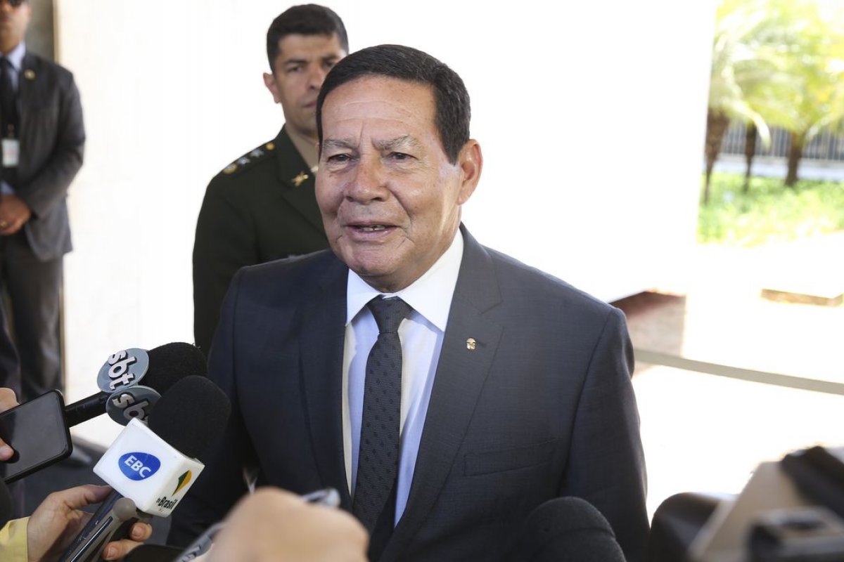 Mourão desmente Salles e afirma que operações na Amazônia e no Pantanal vão continuar