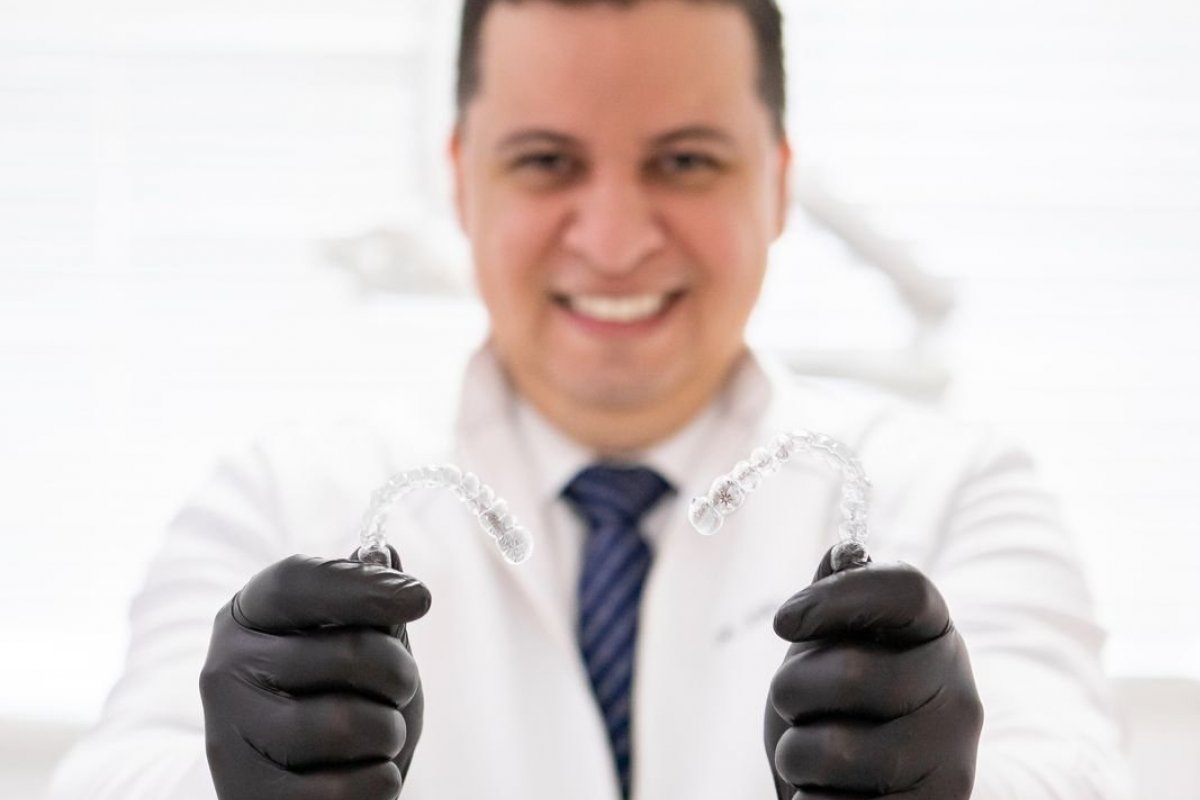 Aparelho ortodôntico estético queridinho dos famosos em todo o mundo faz sucesso também em Salvador