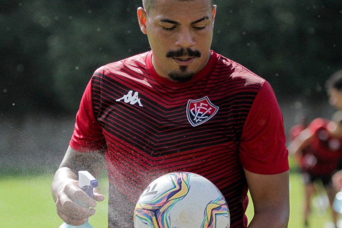 Sem Carleto, Vitória tentará tirar pontos do vice-líder da Série B neste sábado (29)