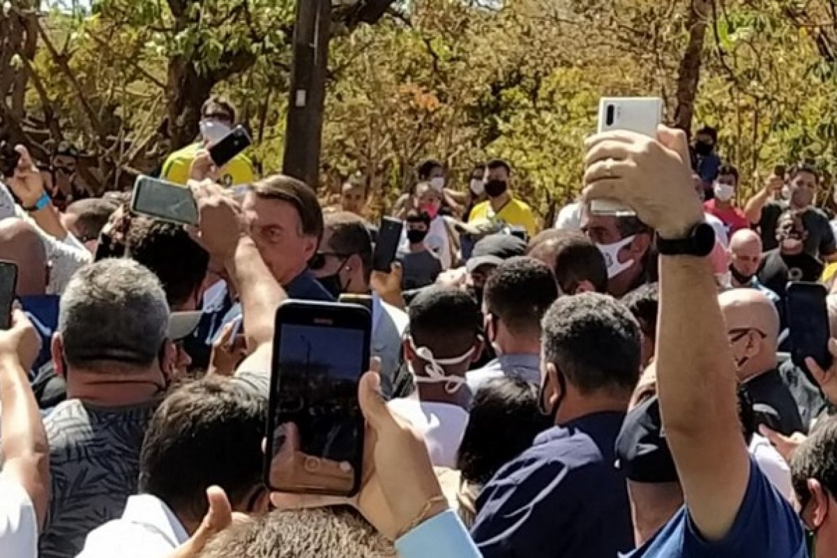 Vídeo: Bolsonaro causa aglomeração ao chegar em inauguração de usina em Caldas Novas