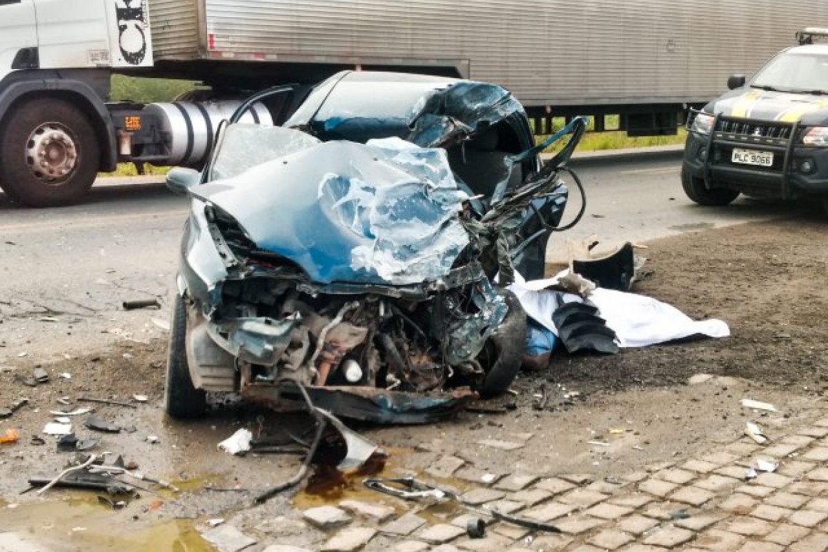 Colisão entre carro e carreta deixa um morto em Feira de Santana