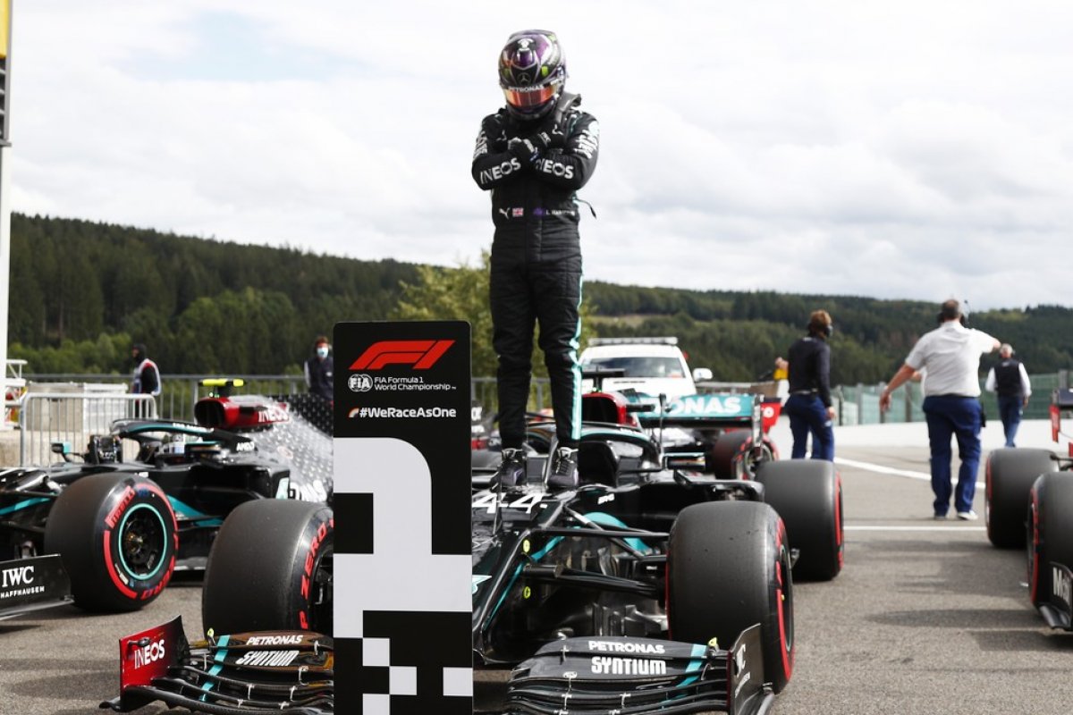 Lewis Hamilton bate recorde ao fazer 93ª pole na F1 e presta homenagem ao 'Pantera Negra'
