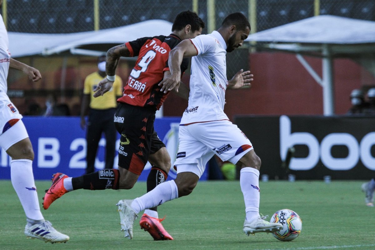 Vitória bate Paraná no Barradão e entra no G-4 da Série B