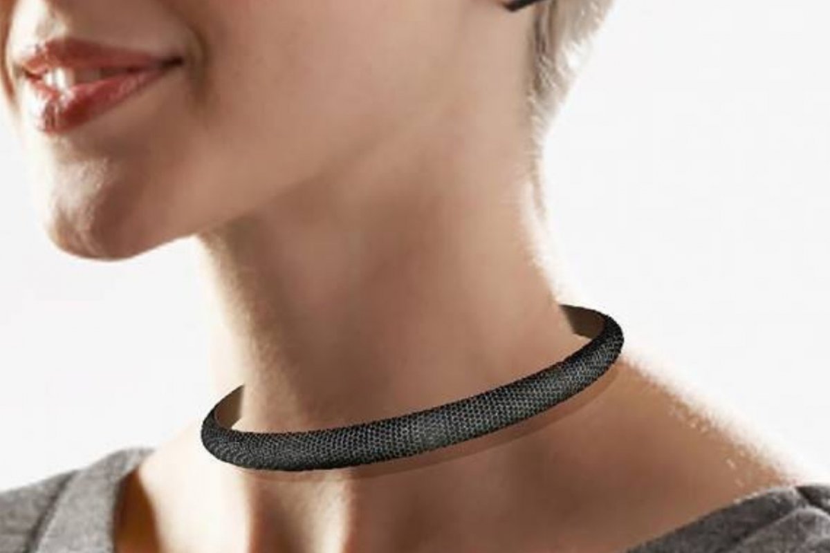 Conheça o colar tecnológico que emite avisos para manter o distanciamento social