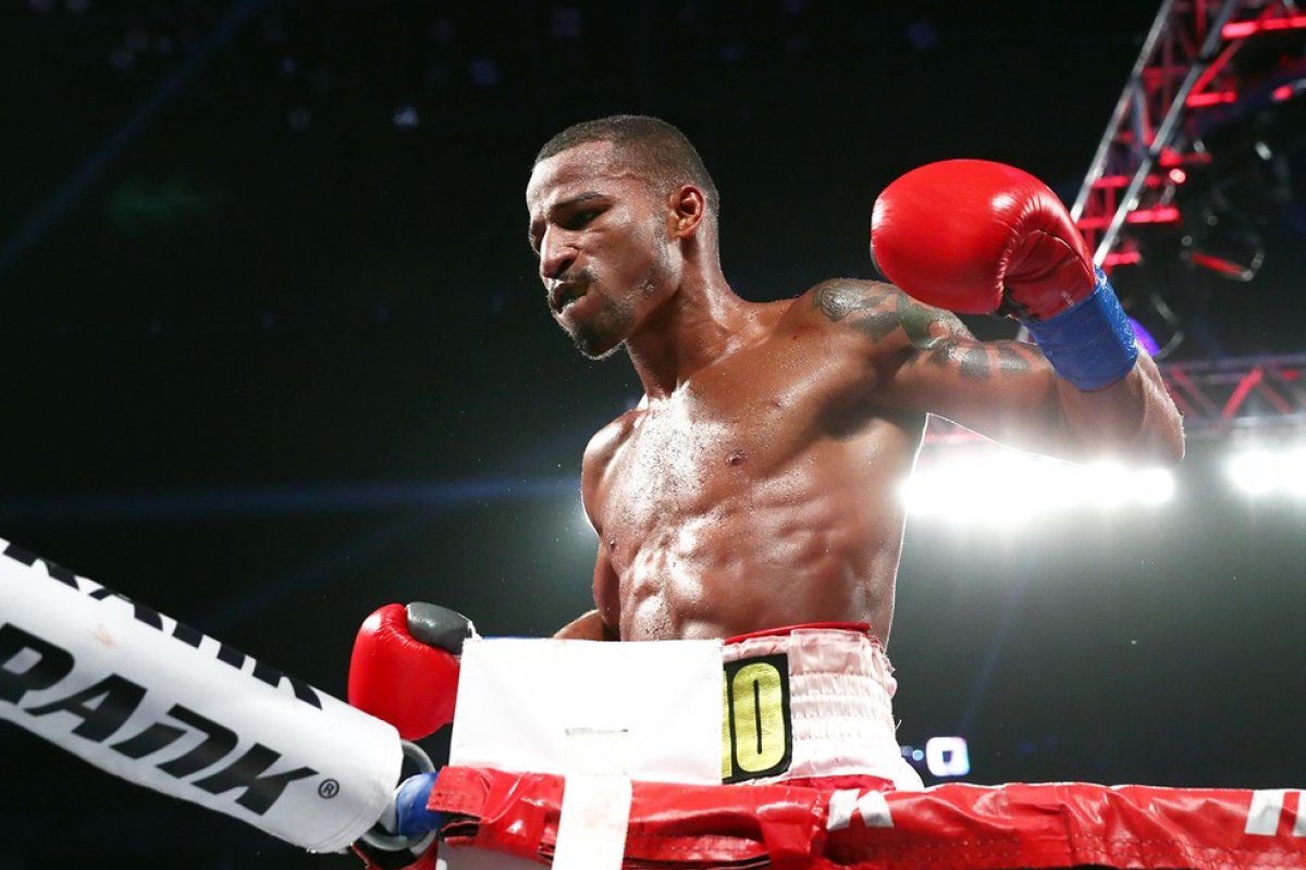 Brasileiros Robson Conceição e Esquiva Falcão vencem por nocaute lutas na volta do boxe