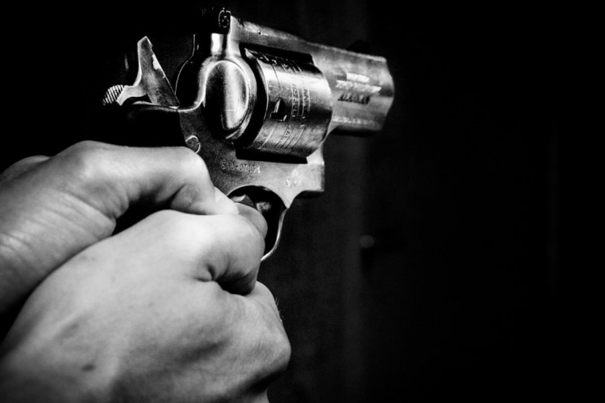 Mulher afirma ter sido atingida por bala perdida durante uma festa