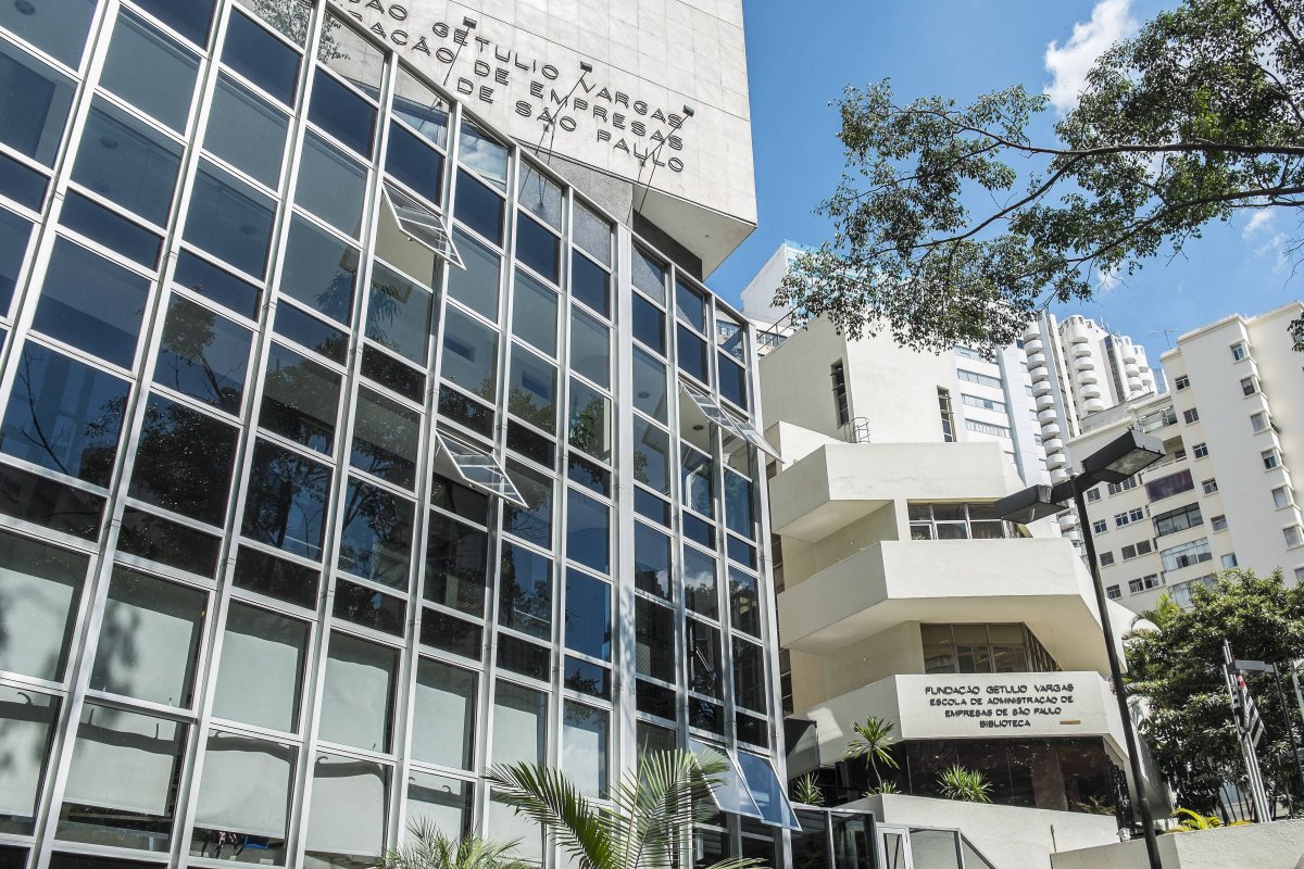 Professor negro processa FGV por erro em cotas de concurso público de São Paulo
