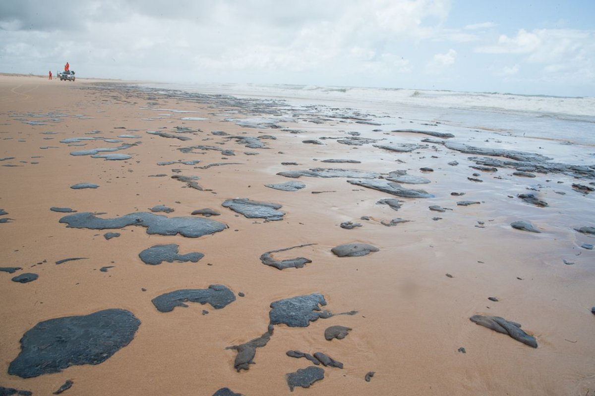 Óleo vazado no mar segue aparecendo e deve permanecer por décadas no mar