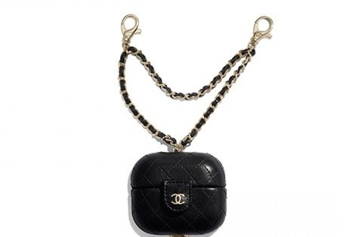 Chanel lança acessórios para fone de ouvido inspirados em suas bolsas 