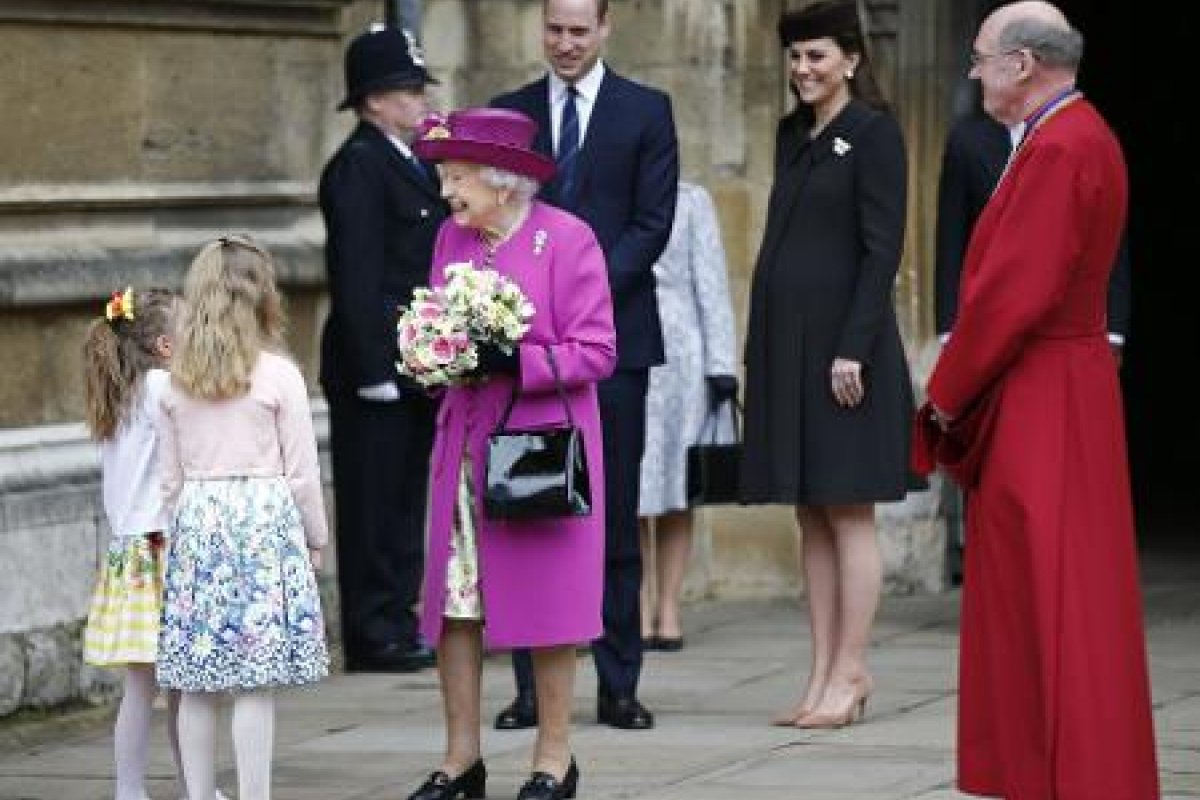 Após cinco meses, Rainha Elizabeth se reúne com William, Kate e bisnetos