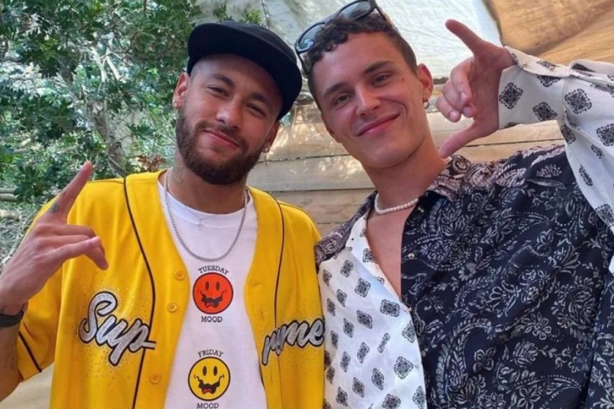 Neymar Jr. surge ao lado do ator Aron Piper