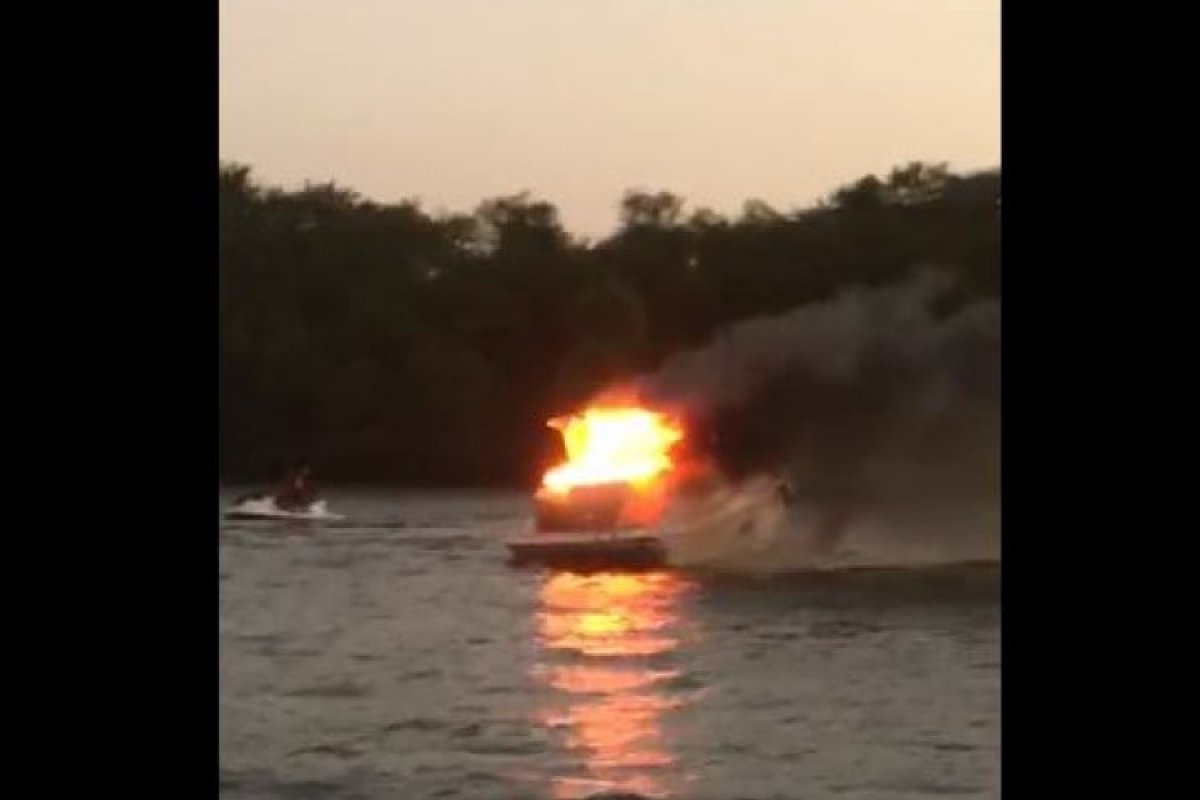Veja vídeos: Lancha pegando fogo é registada em Candeias no fim do último domingo (30)