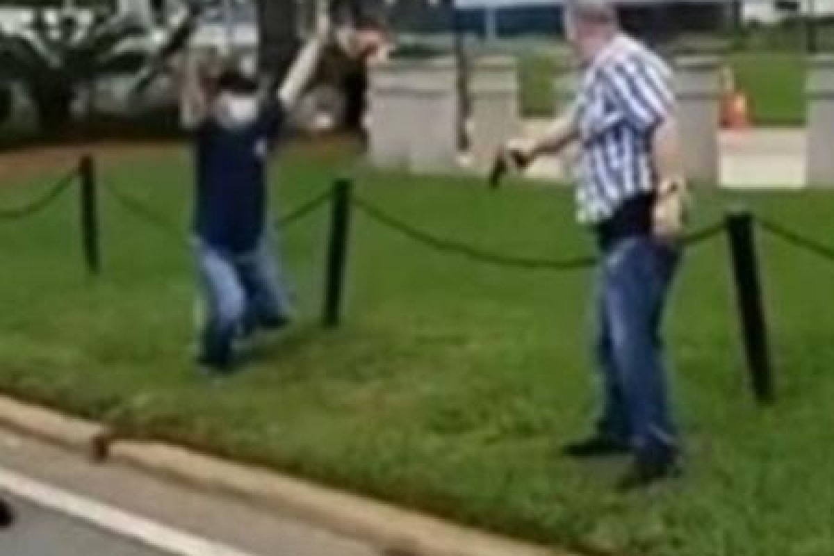 EUA: Homem puxa arma para manifestante do Black Lives Matter em confusão