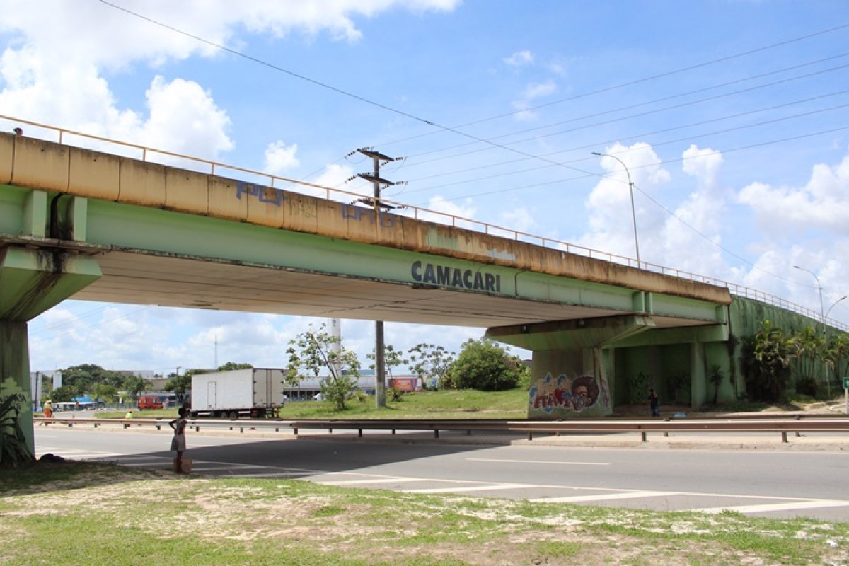 Acidente entre dois carros e uma moto deixa homem ferido em Camaçari