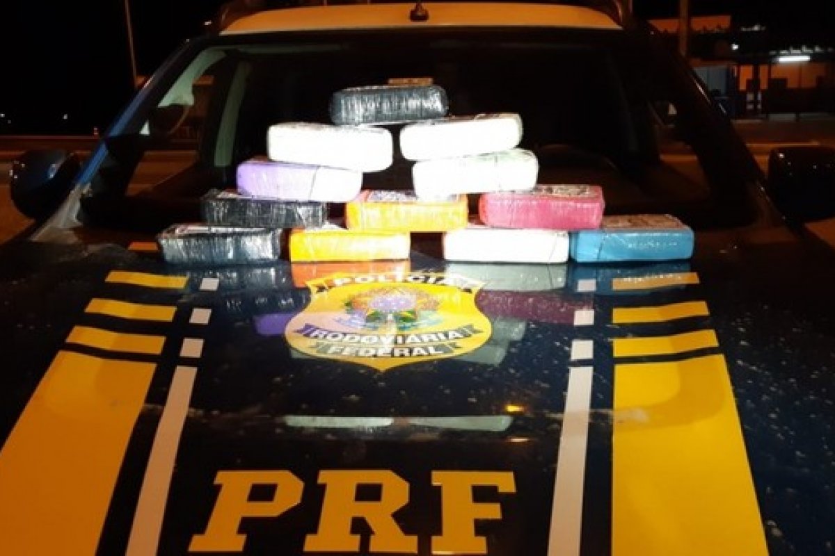 Dupla é presa em flagrante com cocaína em carro de luxo na Bahia