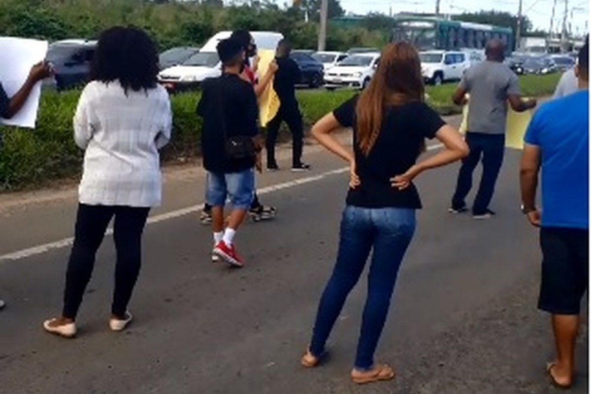Moradores de Água Claras realizam manifestação na BR-324, em Salvador