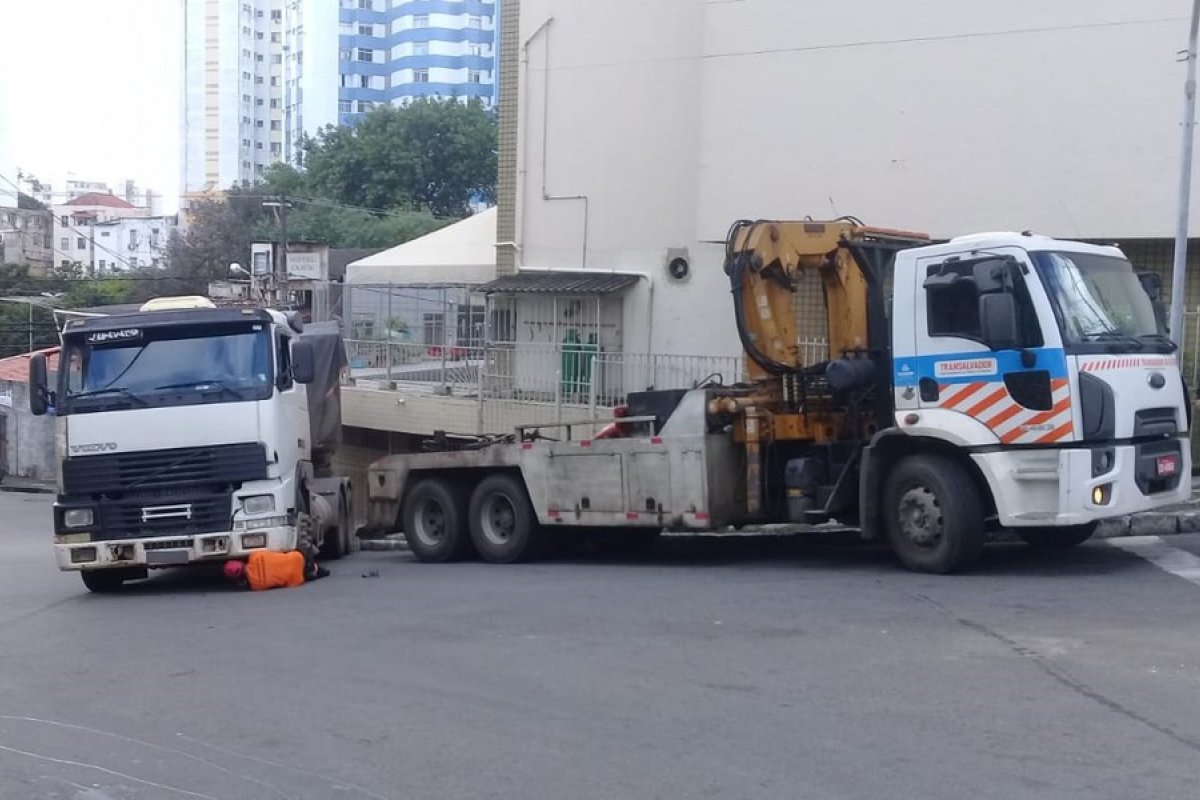 Caminhão de minério invade calçada em bairro de Salvador