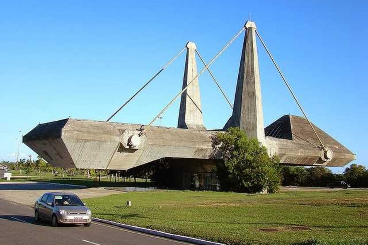 Policial militar é encontrado morto dentro de carro no CAB, em Salvador