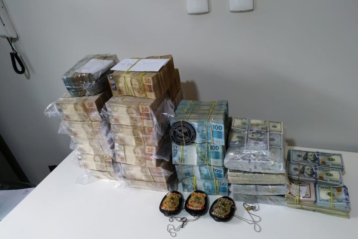 Operação da PF apreende R$ 2 milhões e US$ 730 mil em Santos