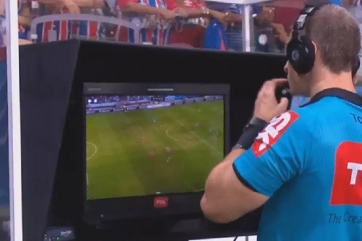 Fifa orienta árbitros a irem checar o VAR mais vezes