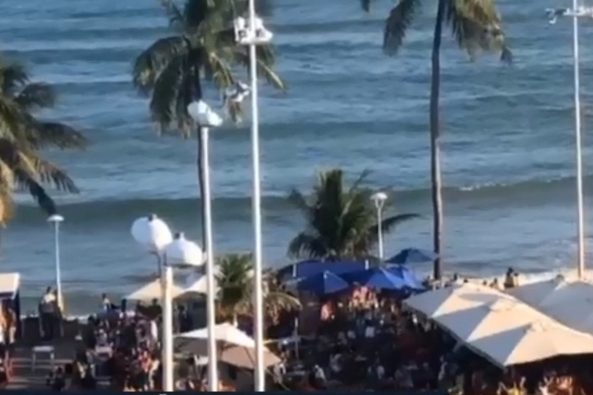 Com interdição por causa da pandemia, aglomeração é registrada na praia de Itapuã no domingo