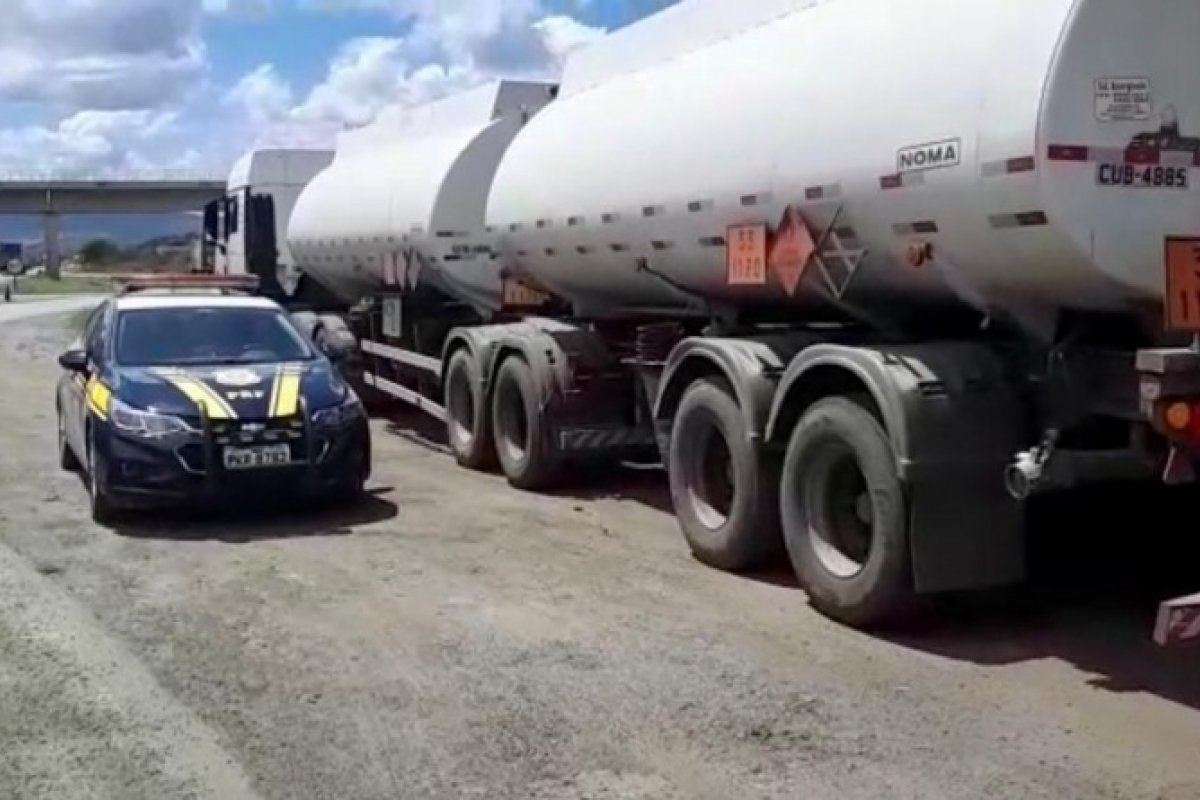 Caminhão com cerca de 45 mil litros de etanol irregular é apreendido no sul da Bahia