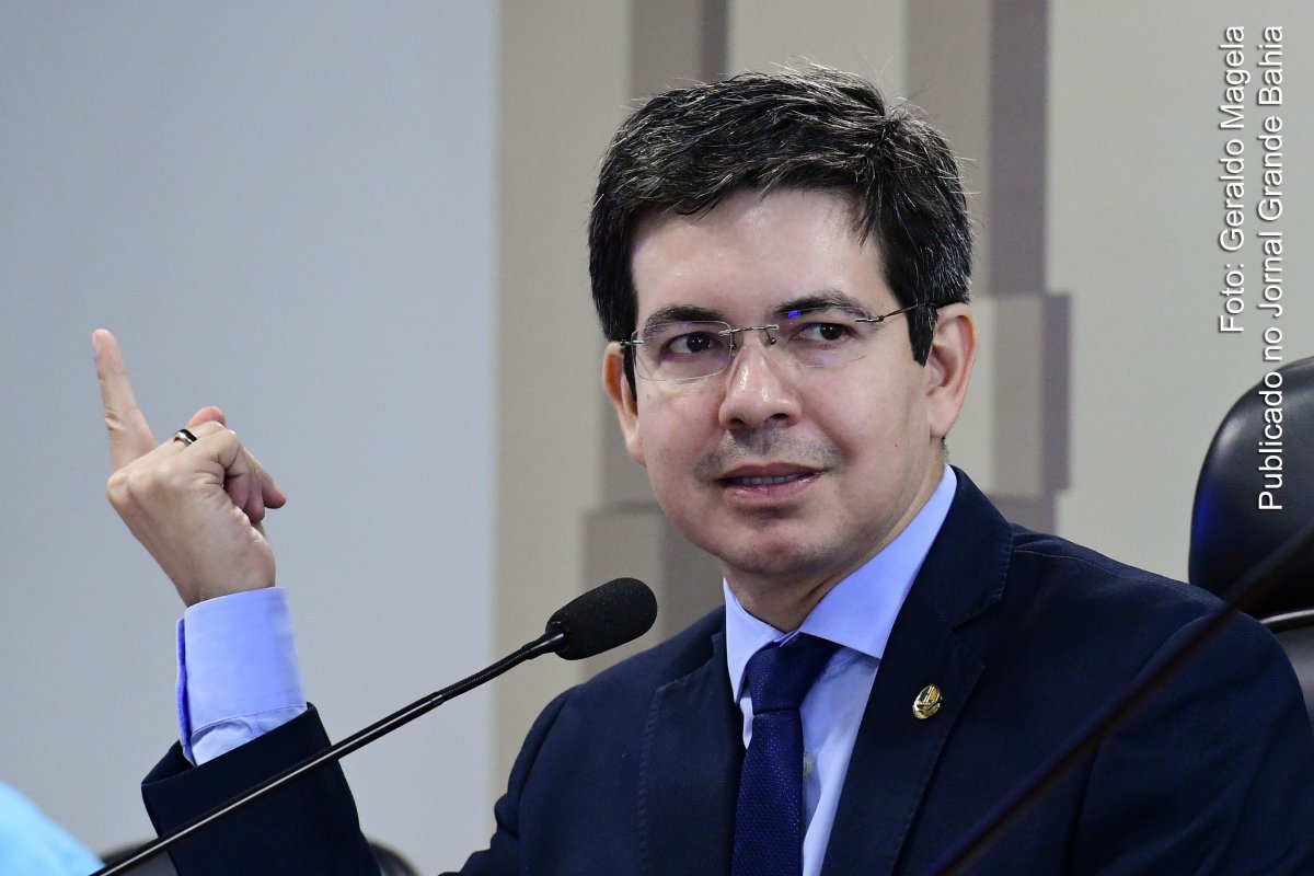 Randolfe Rodrigues consegue apoio para PEC que isenta de pagamento de impostos para livros e jornais